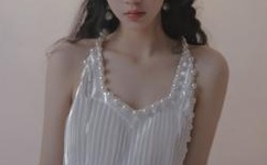 保定遭狂风漫卷:路人抱杆防吹跑